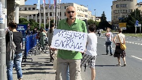 Građani pred Skupštinom